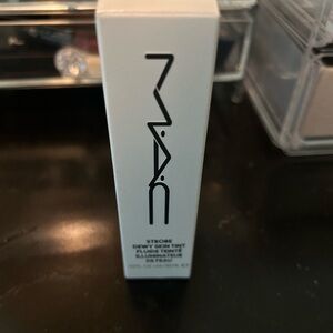 M.A.C Strobe Skin Tint